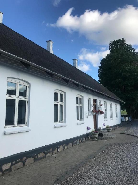 Den Hvide Gård 1 Den Hvide Gård – Skøn Sjællandsk Landejendom med Historie og Karakter